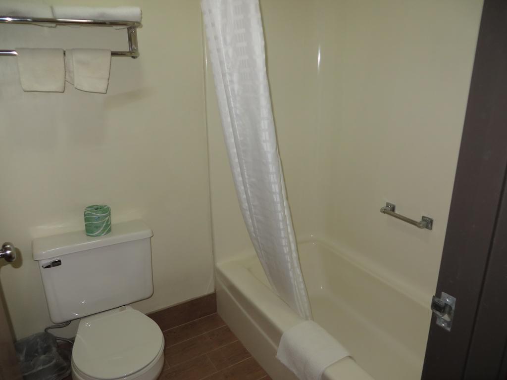 Super 8 By Wyndham Dixon Motel Room photo