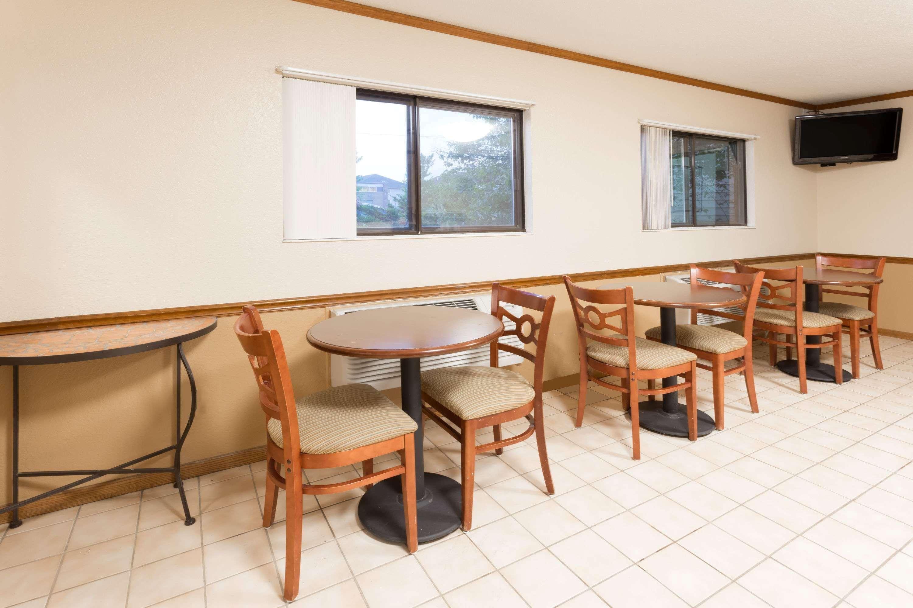 Super 8 By Wyndham Dixon Motel Exterior photo