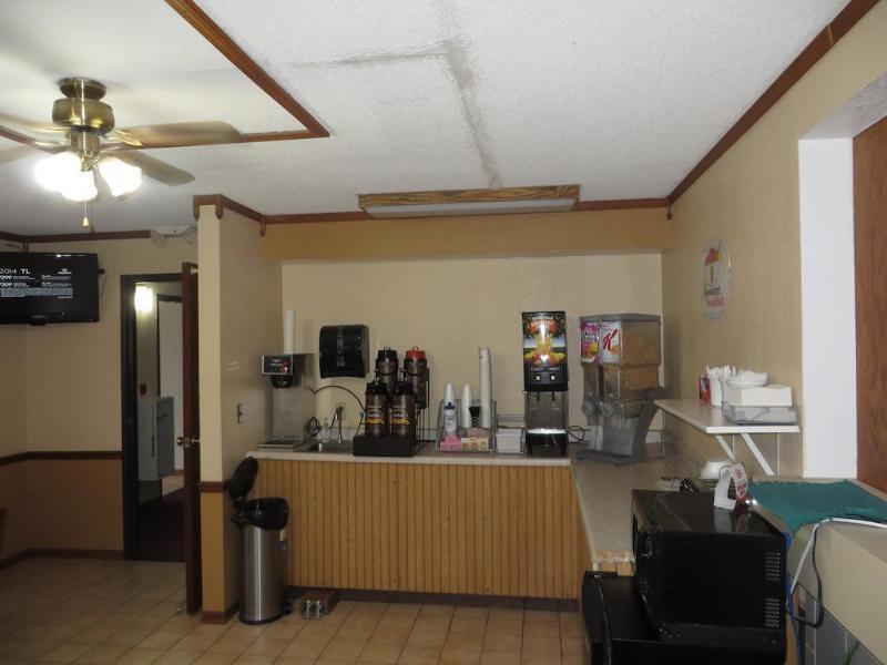 Super 8 By Wyndham Dixon Motel Exterior photo